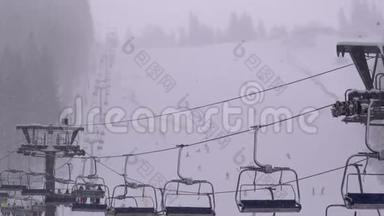 滑雪场滑雪电梯。 滑雪者在滑雪椅电梯上爬上滑雪坡，伴着降雪